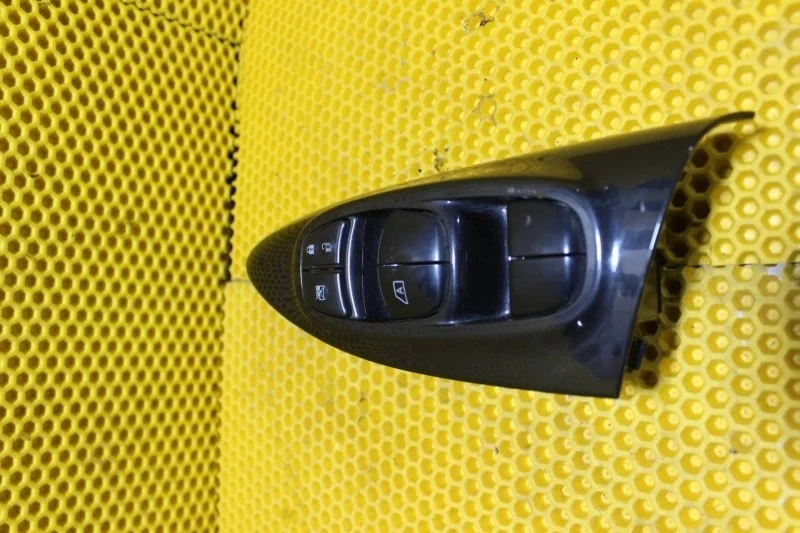 Блок стеклоподъемников Nissan Juke 2014—2019 254011KA0B