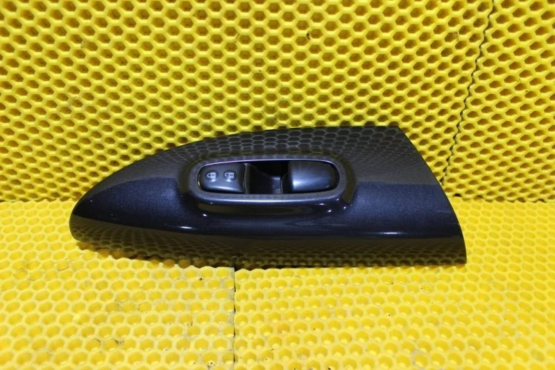 Накладка двери Nissan Juke 2014—2019 254011KA0B, передняя правая