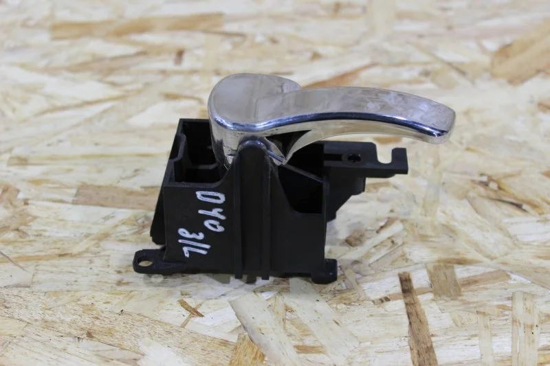 Ручка двери внутренняя Nissan Navara 2004—2010 806704X02B D40, задняя левая