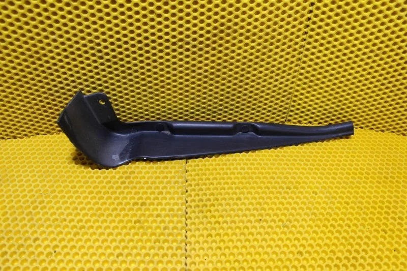 Уголок жабо Nissan Patrol 1997—2004 668951LA0A, левый