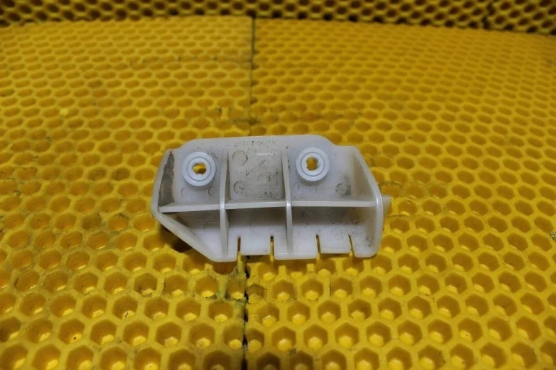 Крепление бампера Nissan Qashqai 2010—2013 85226JD00A, правое