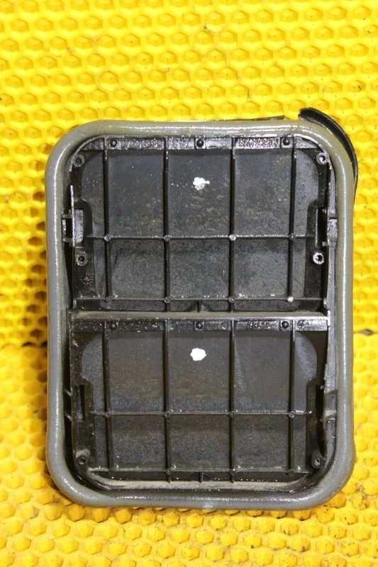 Решетка вентиляционная Nissan Tiida 2010—2013 76804ED50A C11