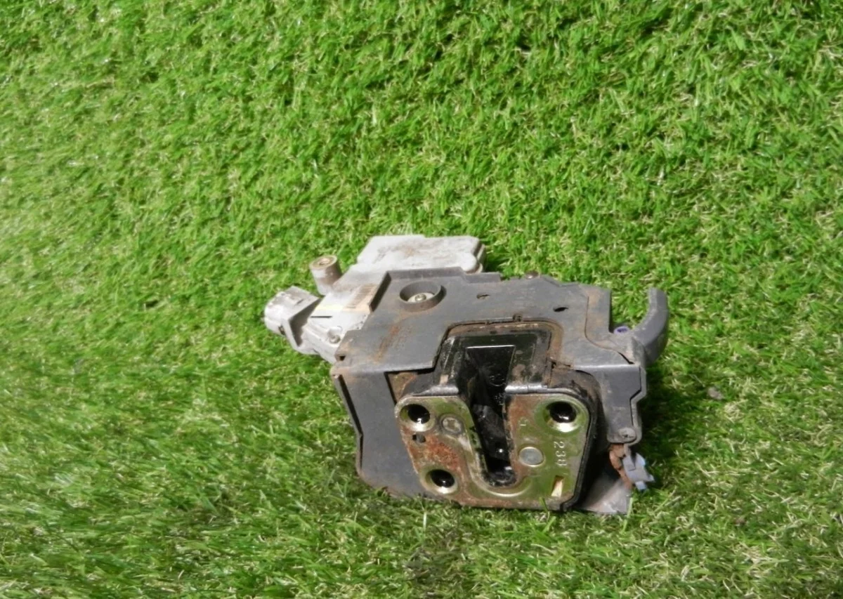 Замок Nissan Maxima 825033Y50A CA33 VQ, задний левый