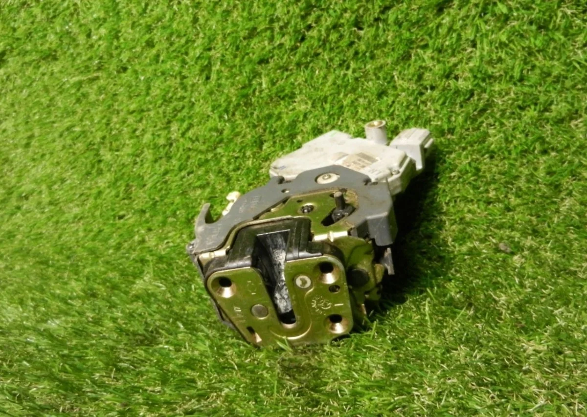 Замок Nissan Maxima 825033Y50A CA33 VQ, задний правый