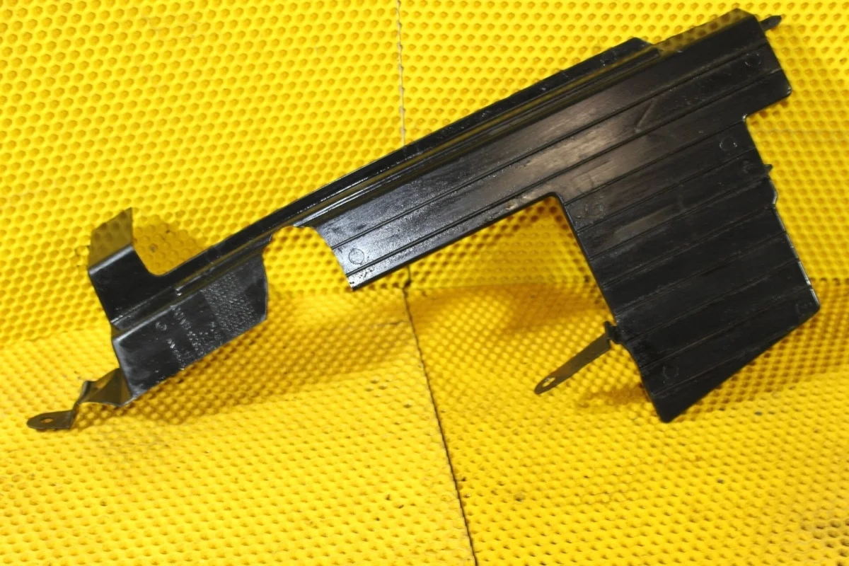 Дефлектор радиатора Nissan Tiida 62822EL70A C11, левый