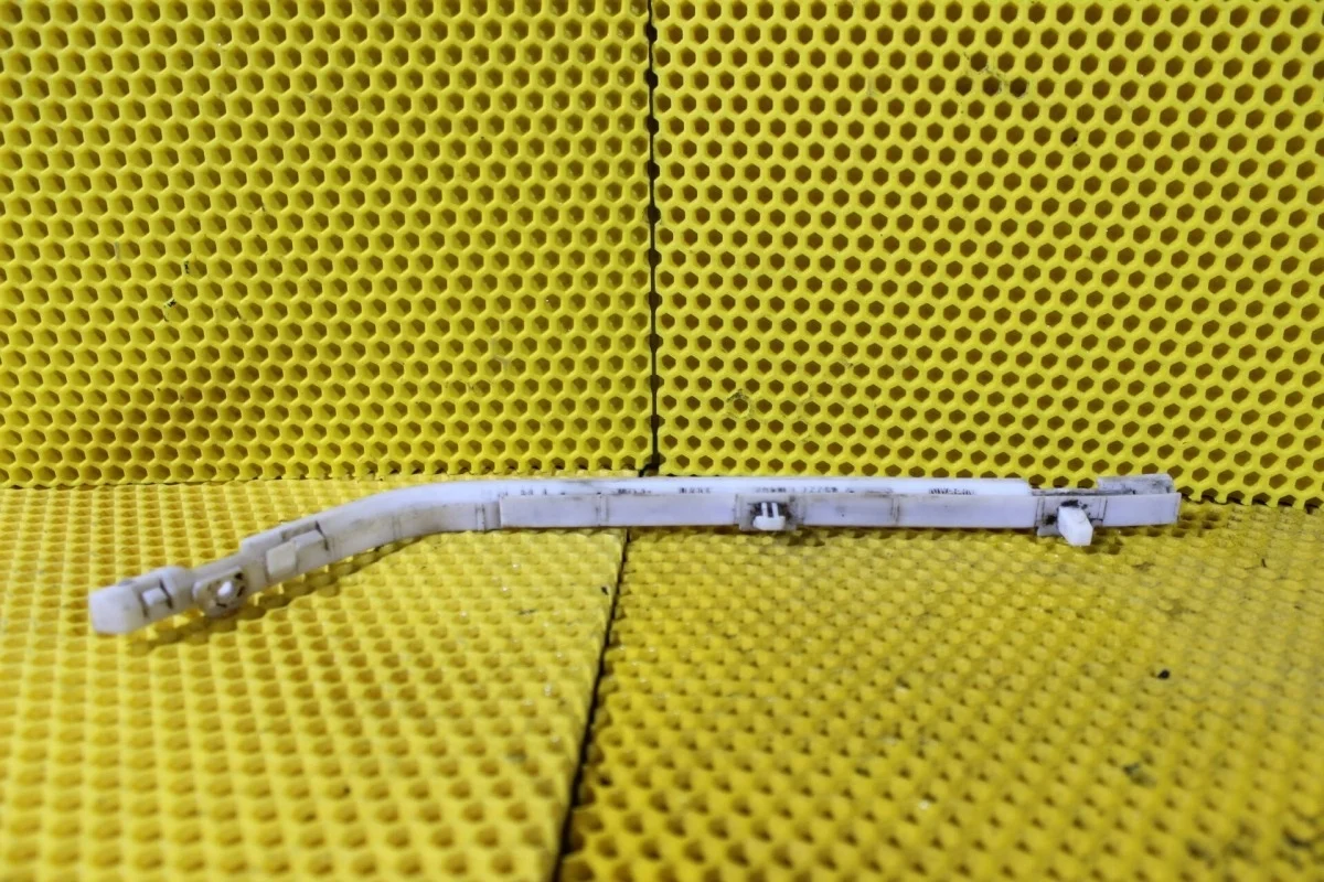 Кронштейн бампера Nissan Tiida 85227EM40A C11, задний левый