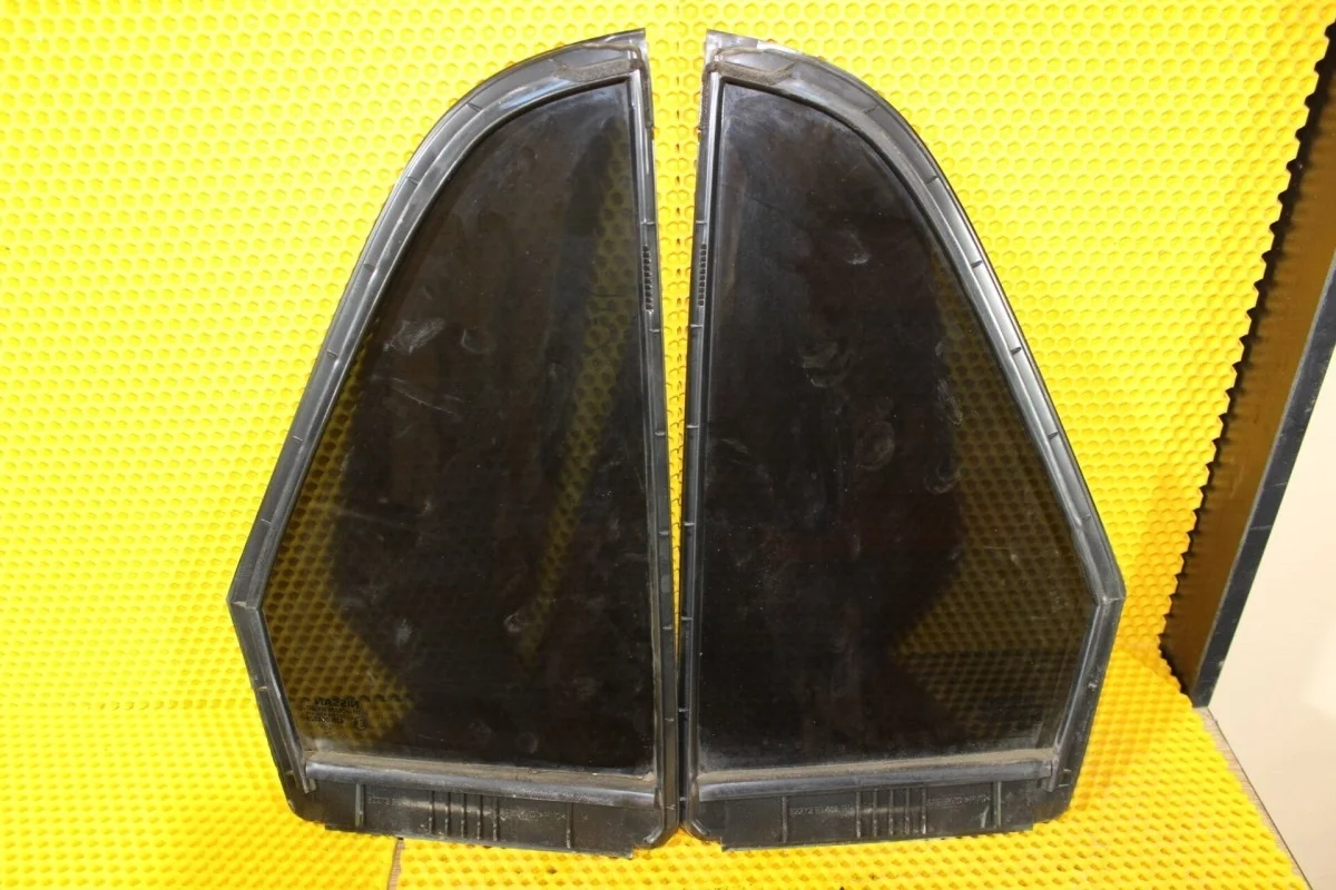 Стекло форточка Nissan Tiida 82262EL400 C11, заднее