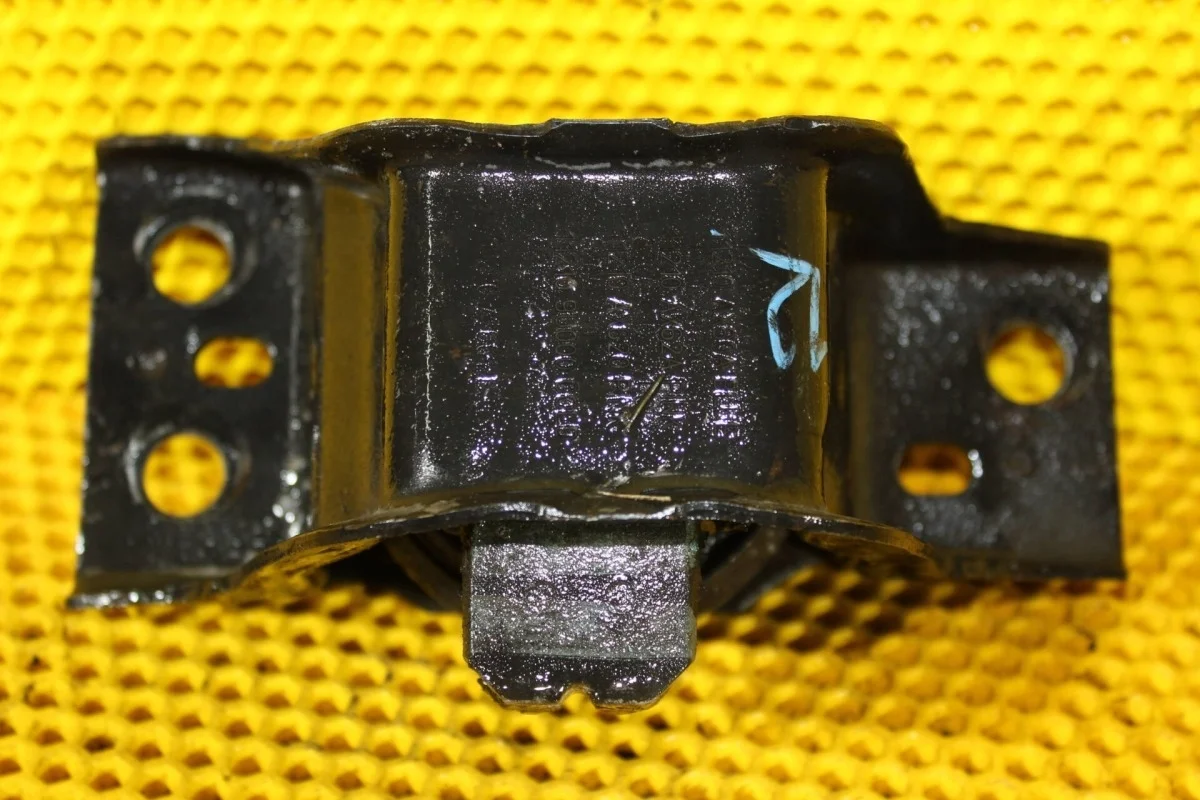 Опора ДВС Nissan Note 11210AX60A E11, правая