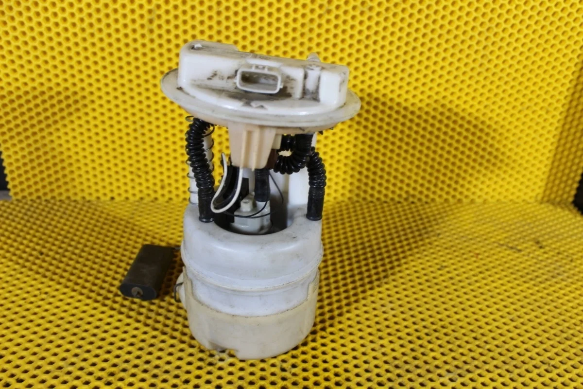 Насос топливный Nissan Juke 170409U01B F15