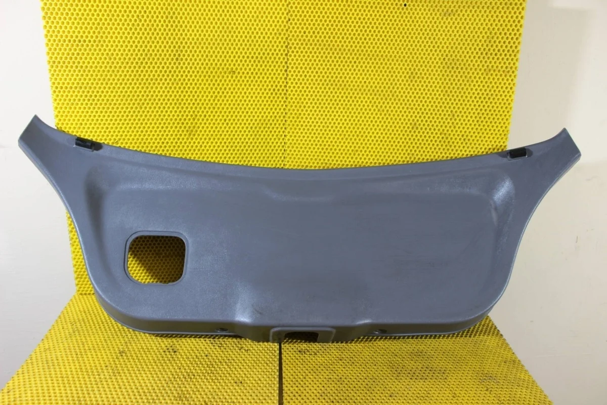Обшивка крышки багажника Nissan Almera 2002-2006 90900BN402