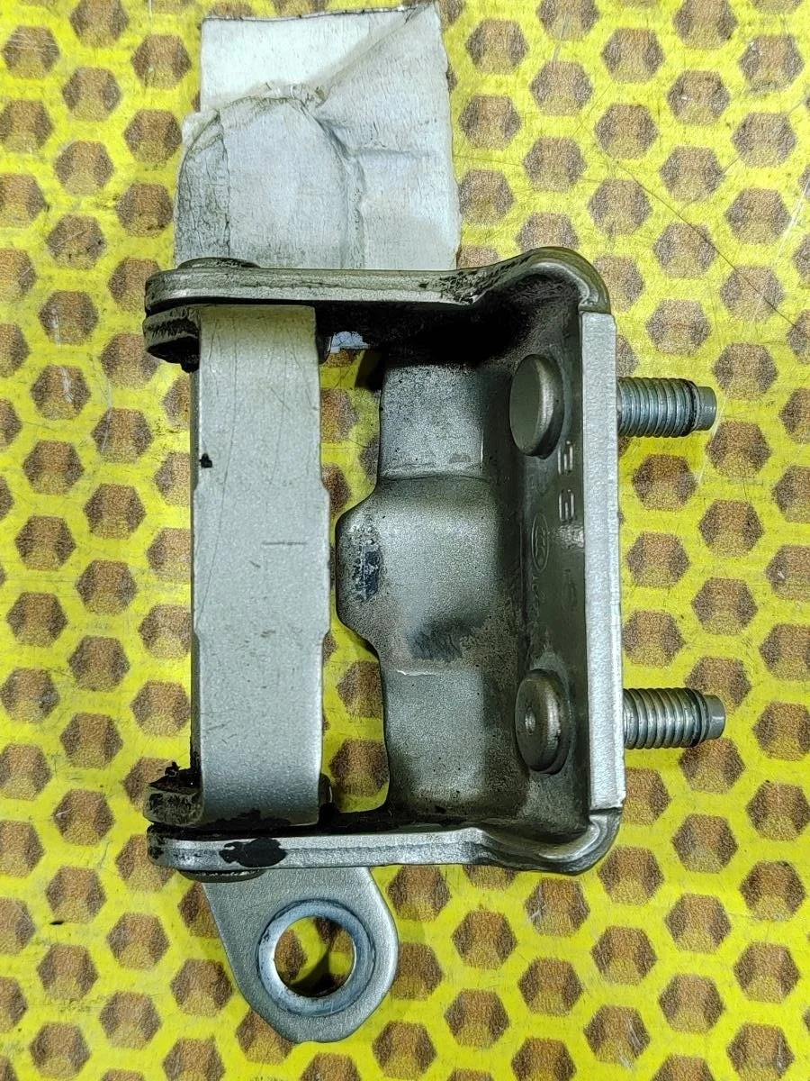 Петля двери Nissan Almera 2015 82420ED00B K4M