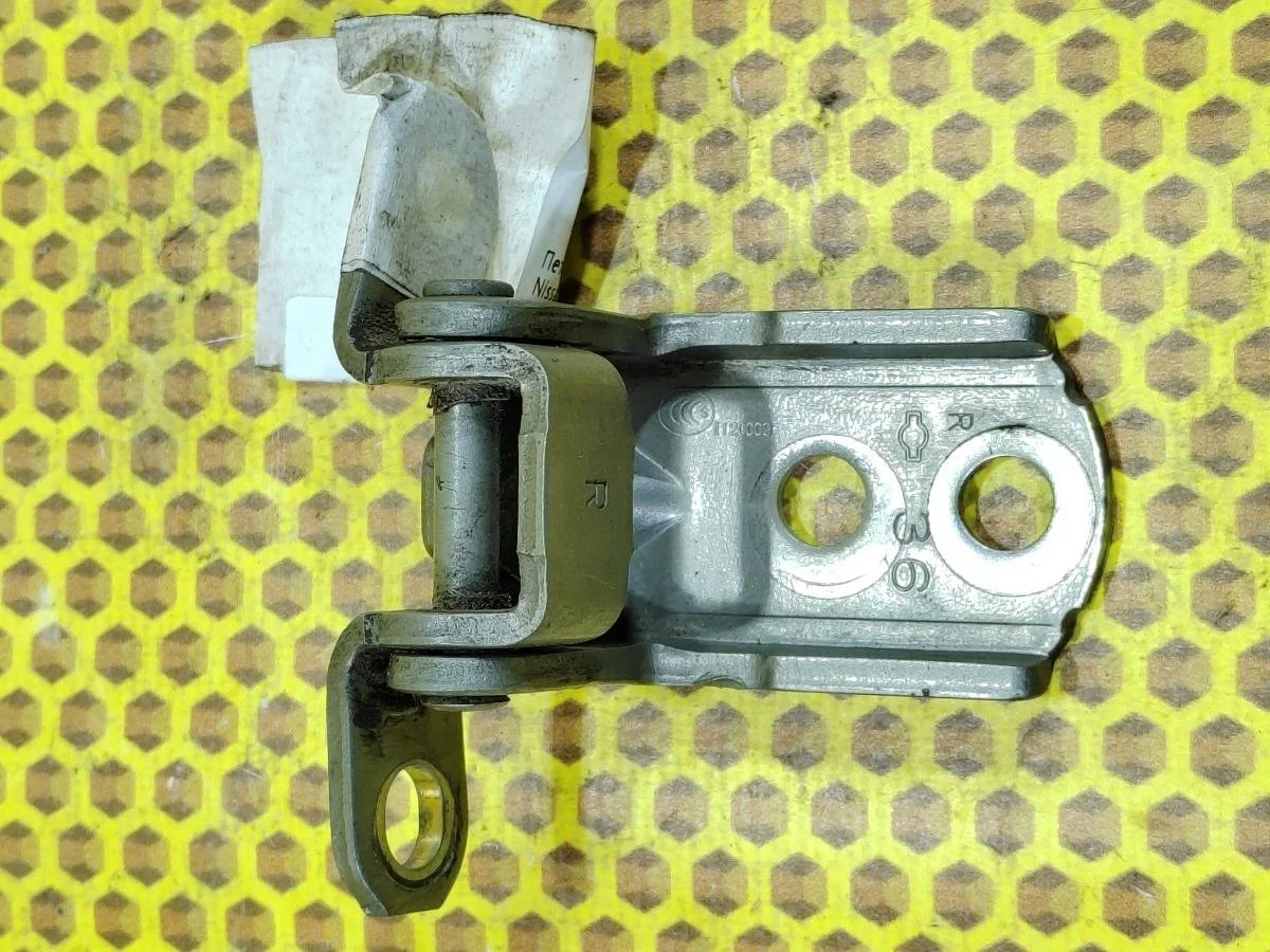 Петля двери Nissan Almera 2015 82420ED00B K4M