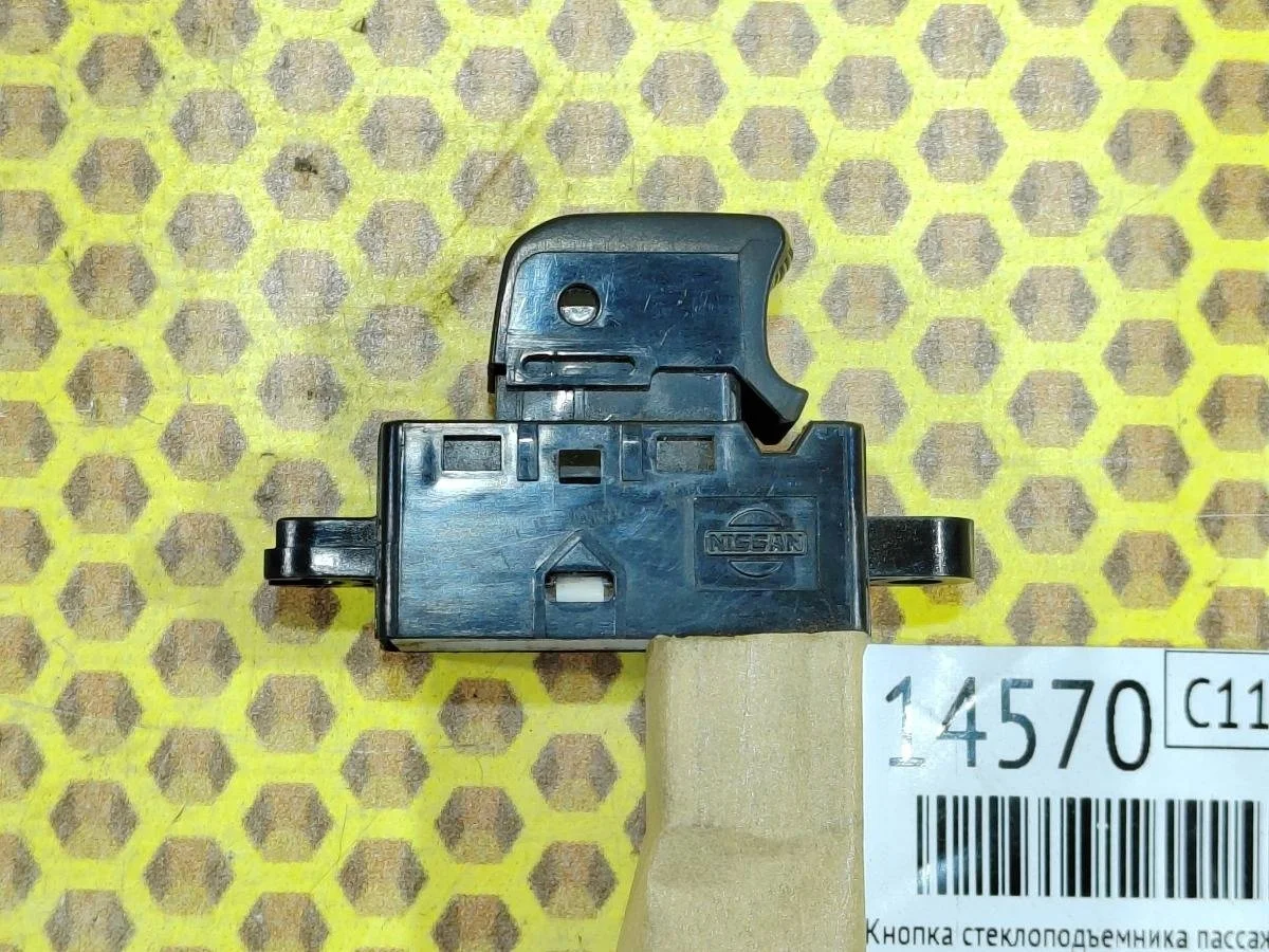 Кнопка стеклоподъемника Nissan Tiida 25411AX010 C11 HR16DE, задняя правая