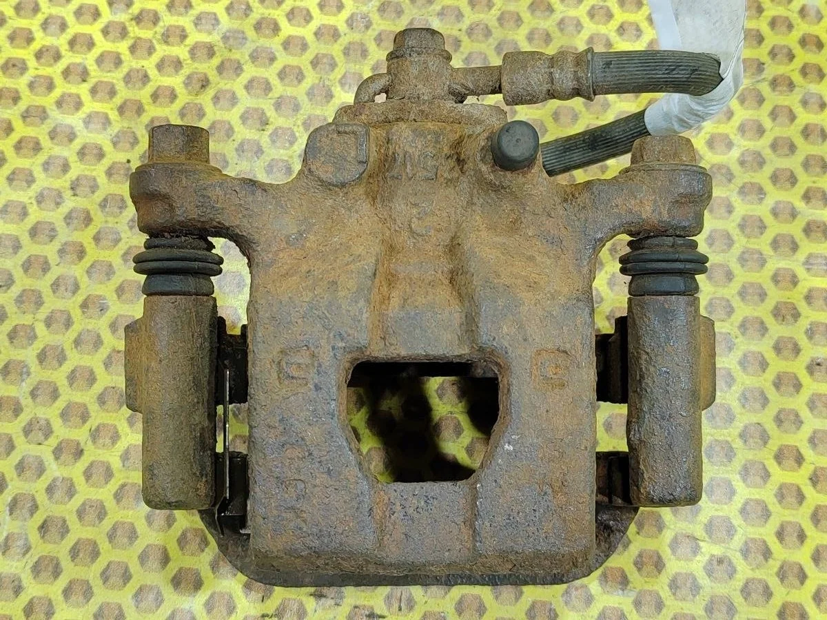 Суппорт Nissan Tiida 44001EM11A C11 HR16DE, задний правый