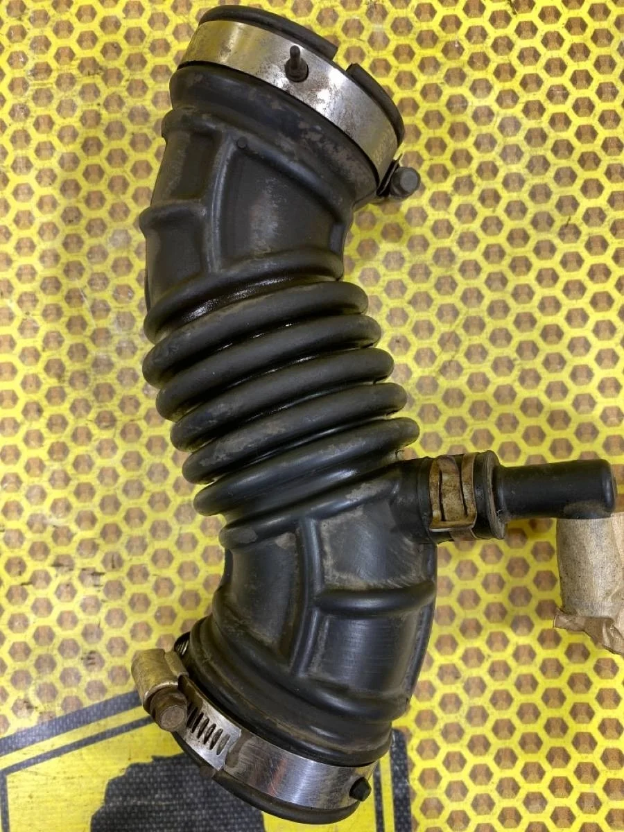 Патрубок воздушного фильтра гофра Nissan Tiida 16578ED00A C11 HR16DE