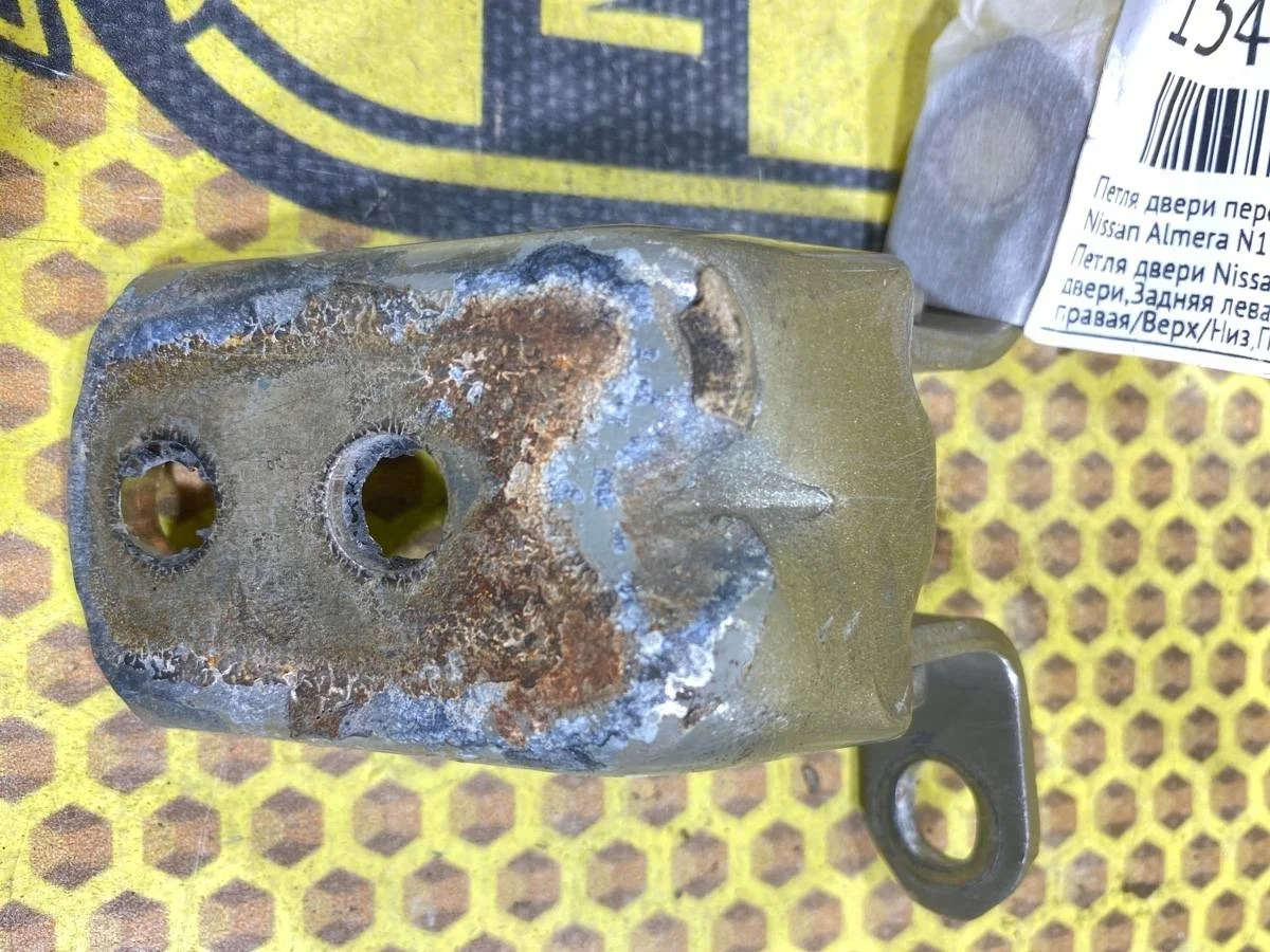 Петля двери Nissan Almera 2004 824202F030 N16E QG15DE, передняя правая