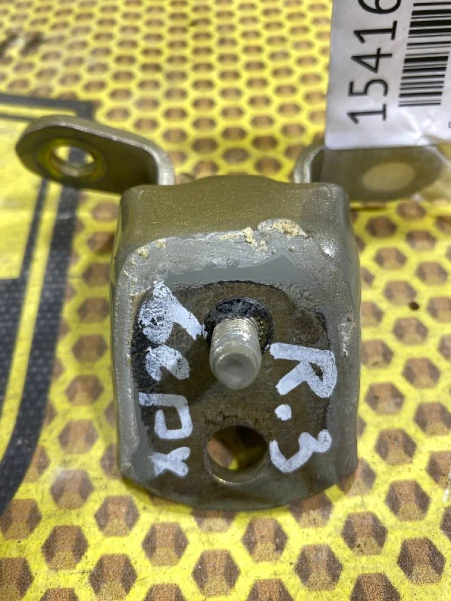 Петля двери Nissan Almera 2004 824002F030 N16E QG15DE, задняя правая