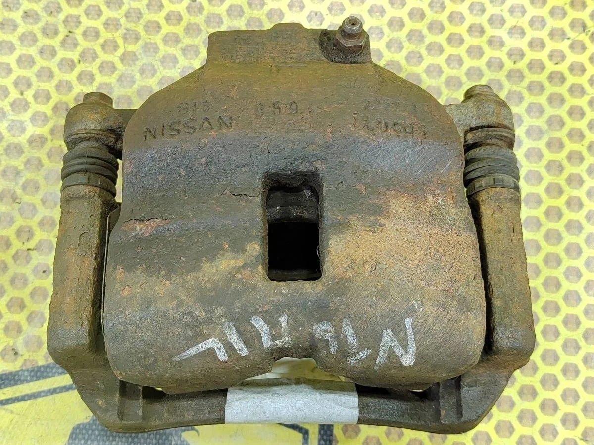 Суппорт Nissan Almera 2004 410112F522 N16E QG15DE, передний левый