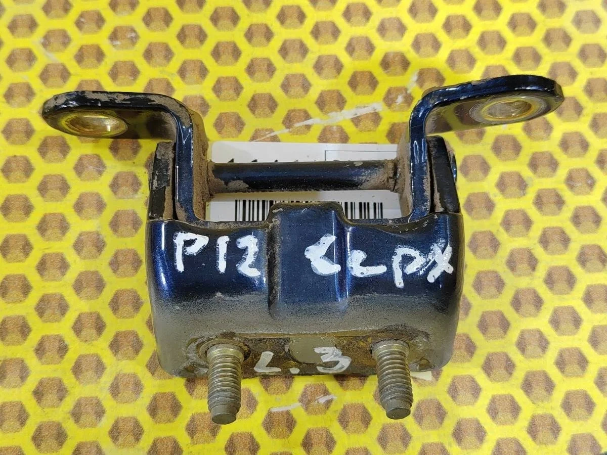 Петля двери Nissan Primera 2001—2004 824202F030 P12 QG18DE, задняя левая