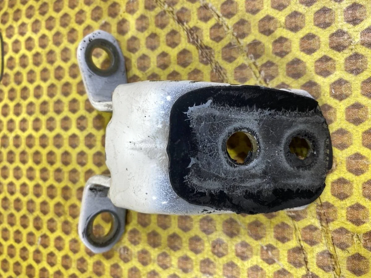 Петля двери Nissan Qashqai 2014 824214EA0A J11 MR20DD