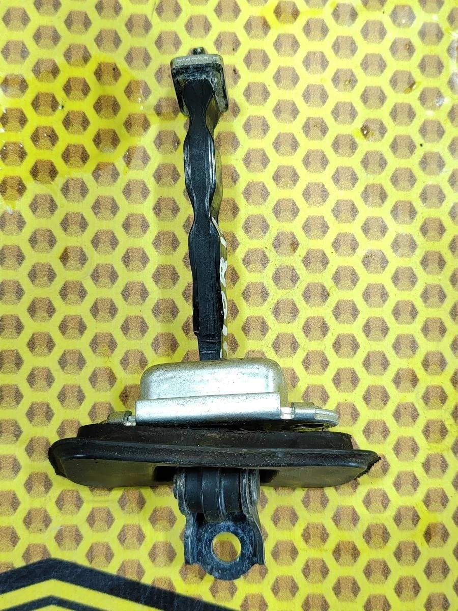 Ограничитель двери Nissan Qashqai 2008 80430JD000 J10E HR16DE, передний правый