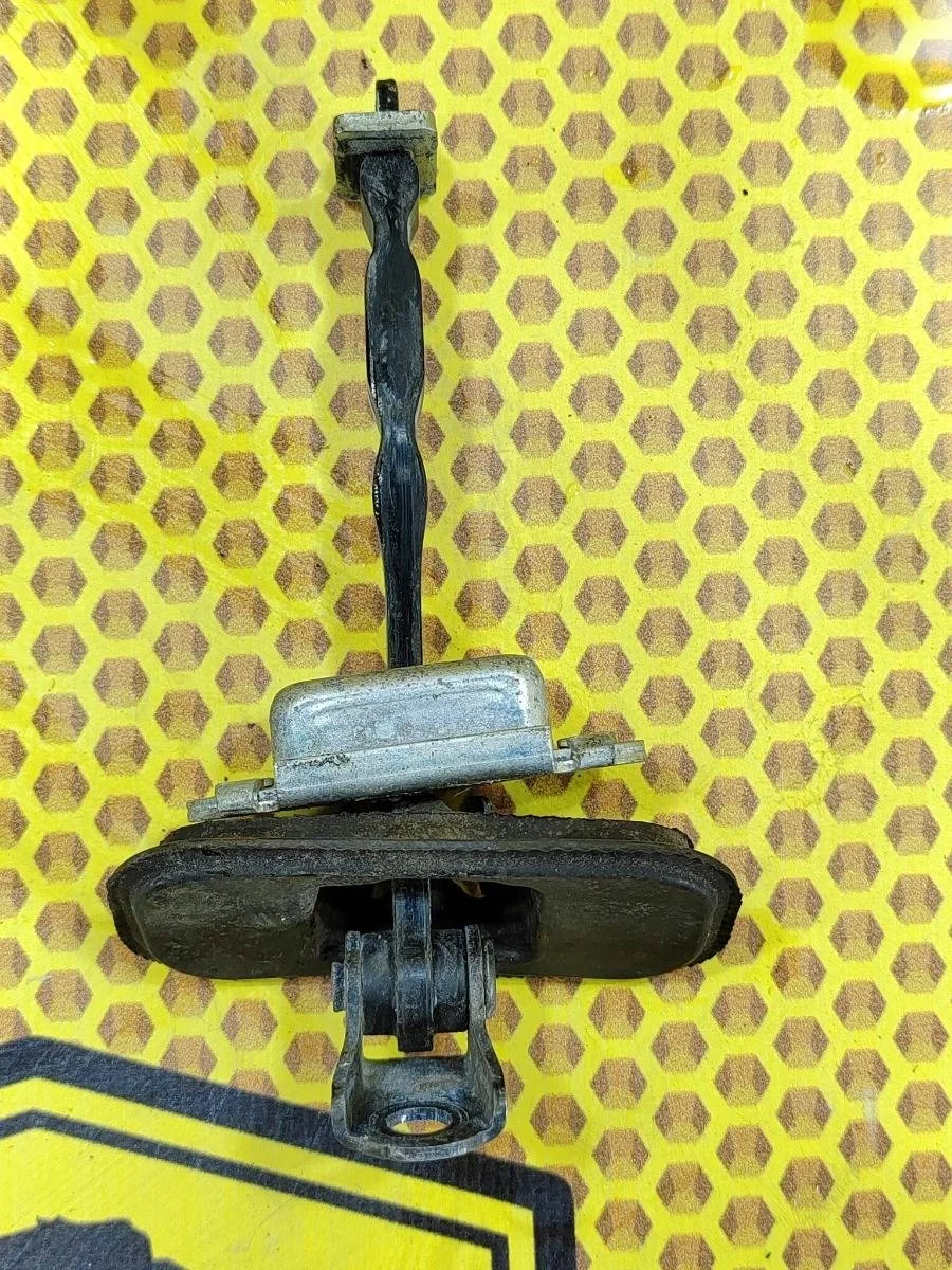 Ограничитель двери Nissan Qashqai 2008 82430JD000 J10E HR16DE, задний правый