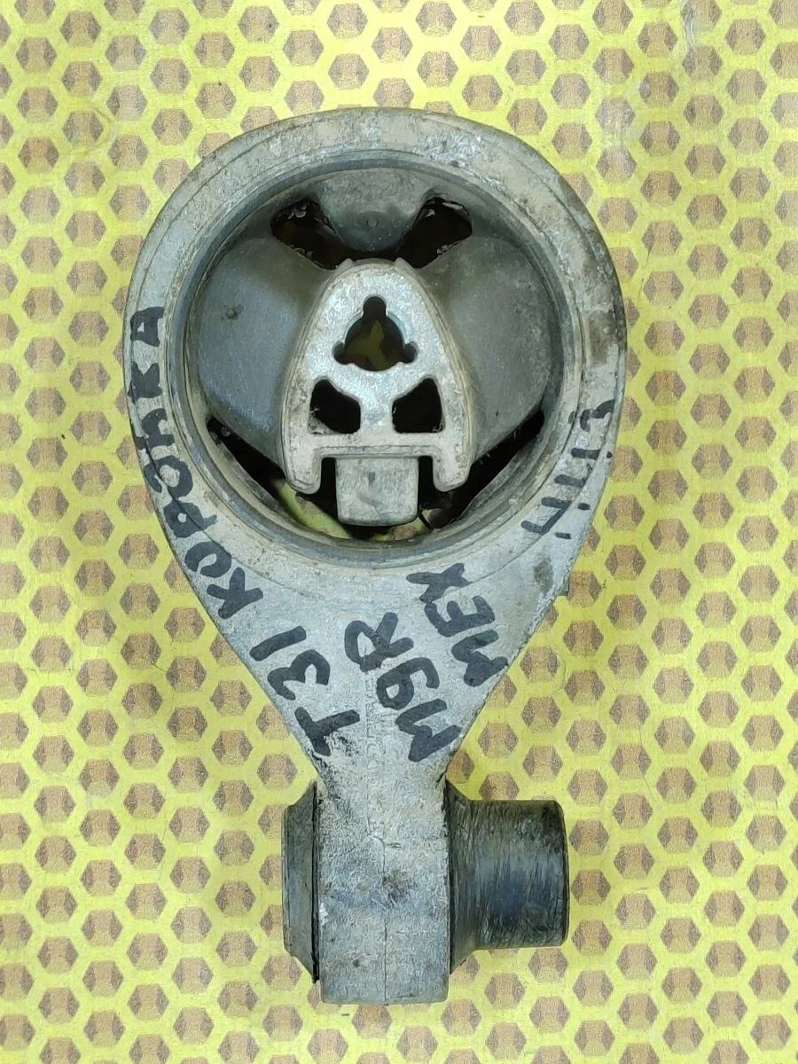 Опора КПП Nissan Xtrail 2010 11360JD70A T31 M9R, задняя