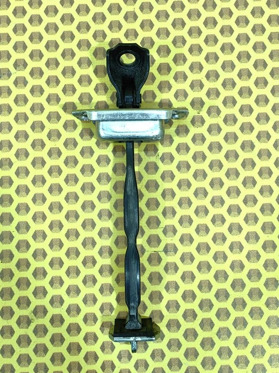 Ограничитель двери Nissan Qashqai 2014 824304EA0A J11 HRA2DDT, задний левый