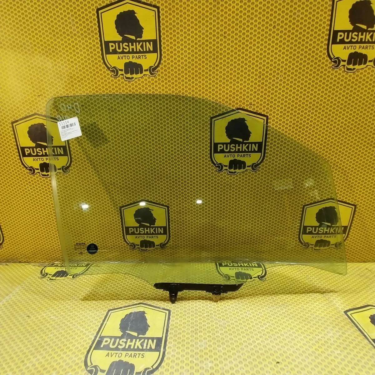 Стекло двери Nissan Navara 2009 80300EB310 D40 YD25, переднее правое