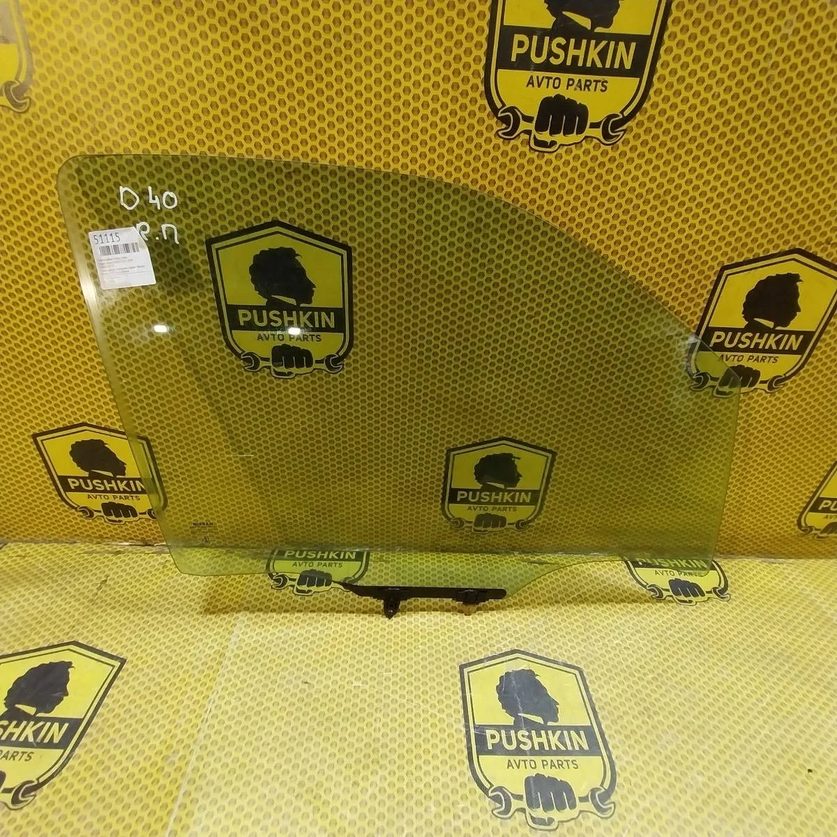 Стекло двери Nissan Navara 2009 80300EB310 D40 YD25, переднее правое