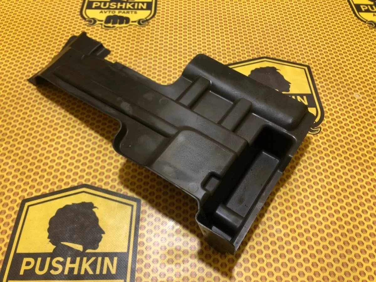 Дефлектор радиатора Nissan Micra 62810BC020, правый