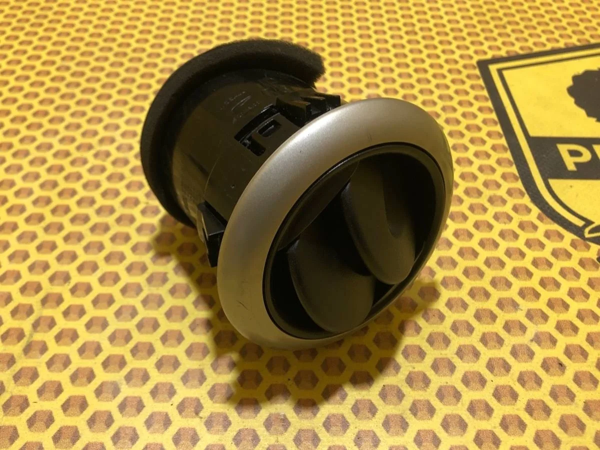 Дефлектор салона боковой Nissan Note 2011 68761BH00A E11 HR16DE, правый