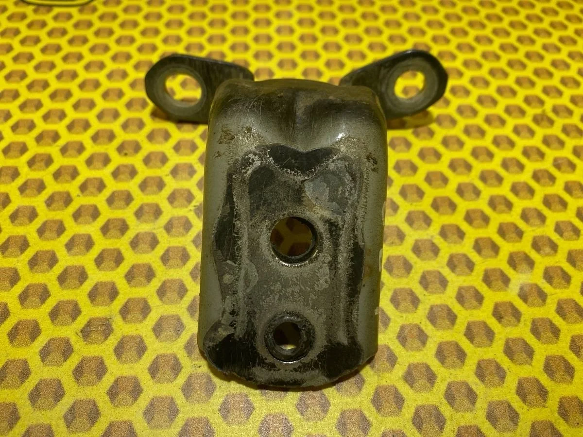 Петля двери Nissan Note 2011 824212F030 E11 HR16DE, передняя левая