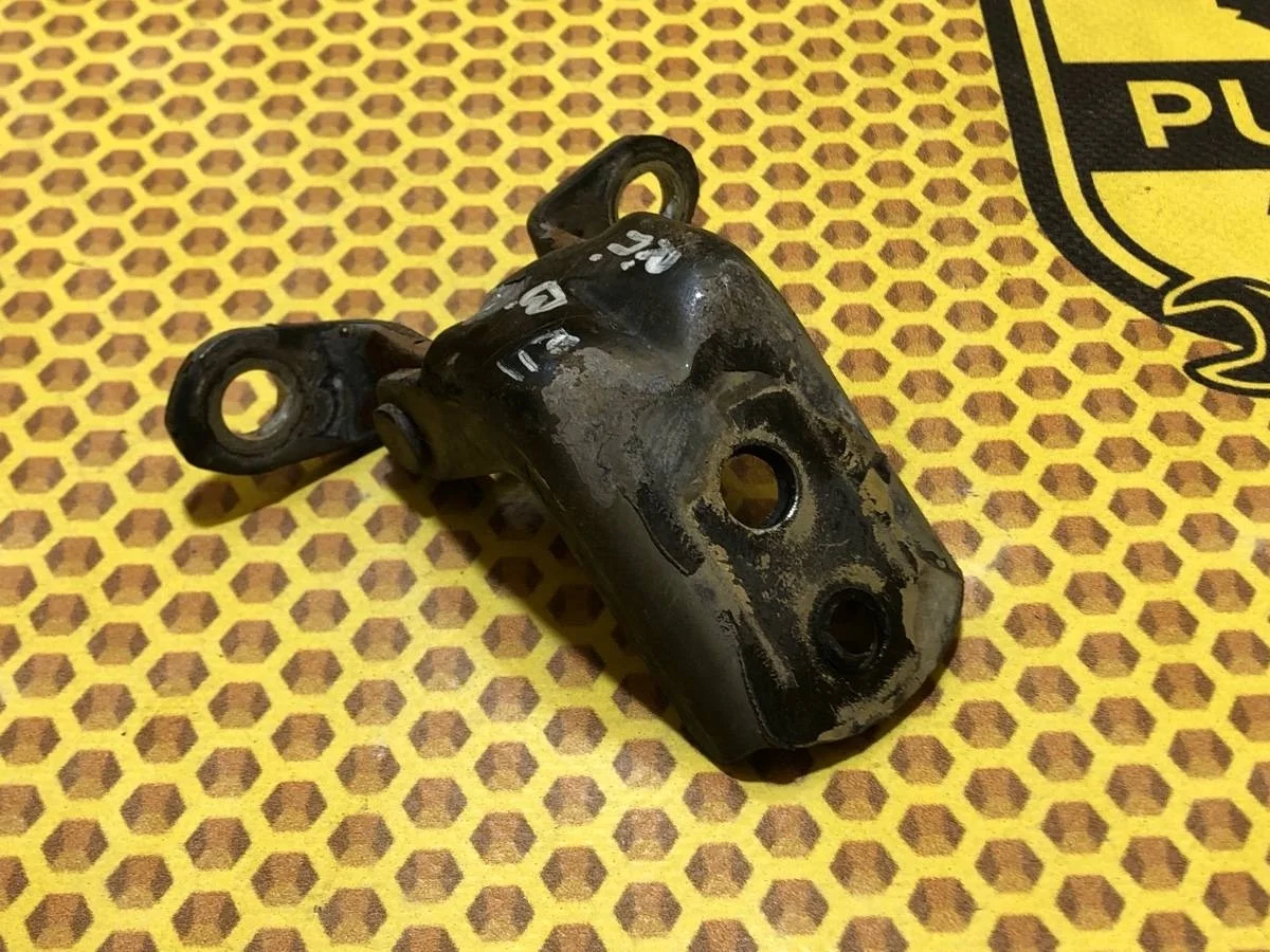 Петля двери Nissan Note 2011 824202F030 E11 HR16DE, передняя правая