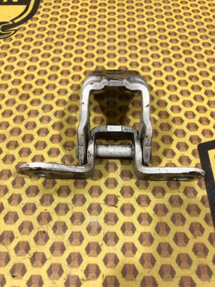 Петля двери Nissan Juke 2013 824204EA0A F15 HR16DE, передняя левая