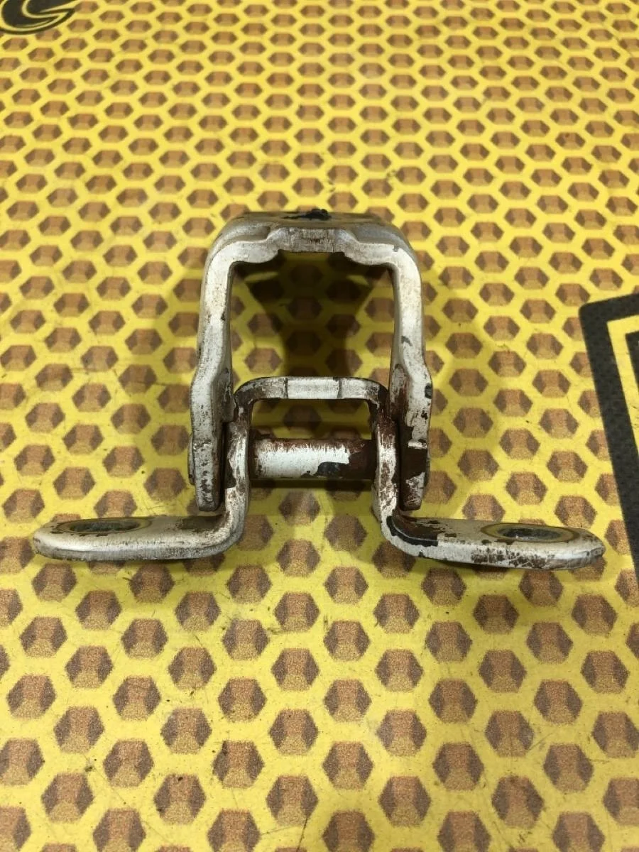 Петля двери Nissan Juke 2013 824214EA0A F15 HR16DE, передняя левая