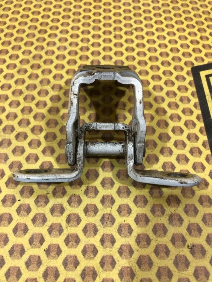 Петля двери Nissan Juke 2013 824214EA0A F15 HR16DE, задняя левая