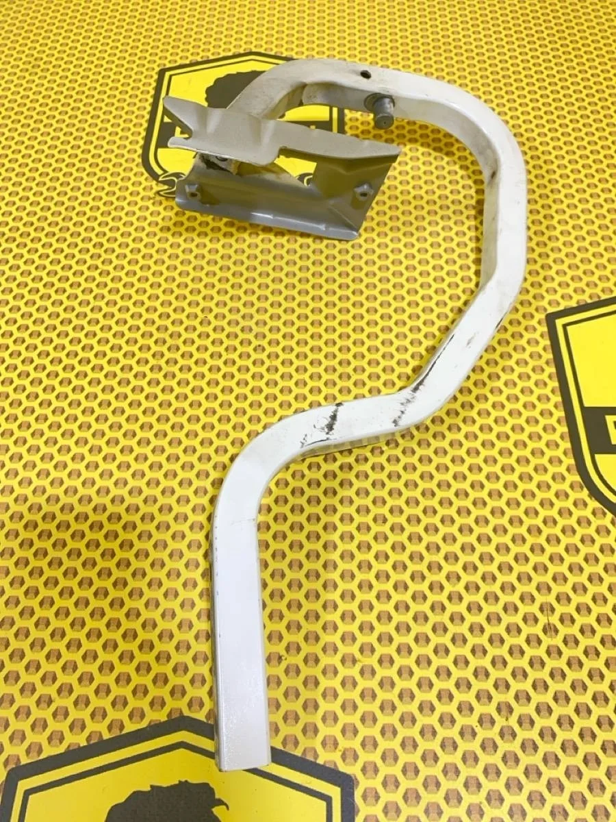 Петля багажника Nissan Almera 2018 84401EW000 G15 K4M, левая