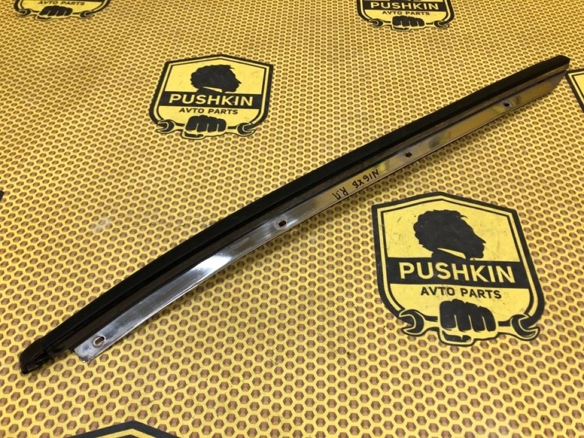 Молдинг лобового стекла Nissan Almera 2004 72760BM400 N16 QG18DE, правый