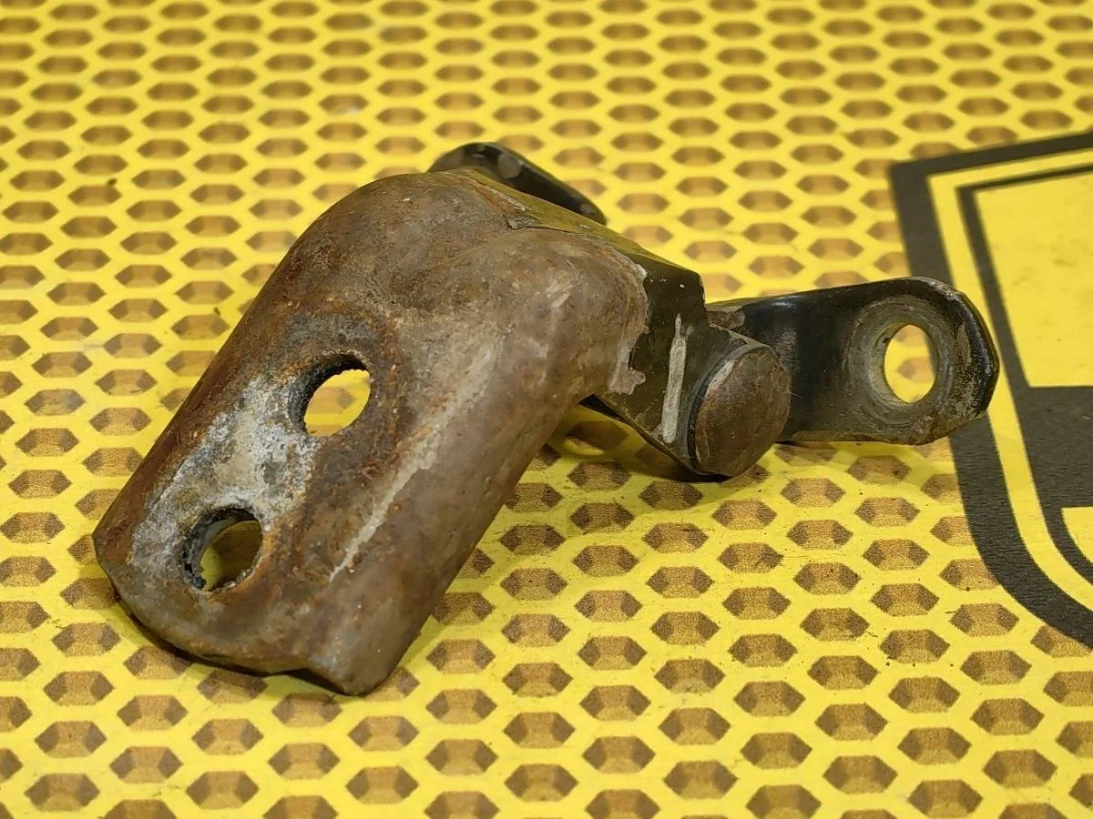 Петля двери Nissan Almera 2004 824202F030 N16 QG18DE