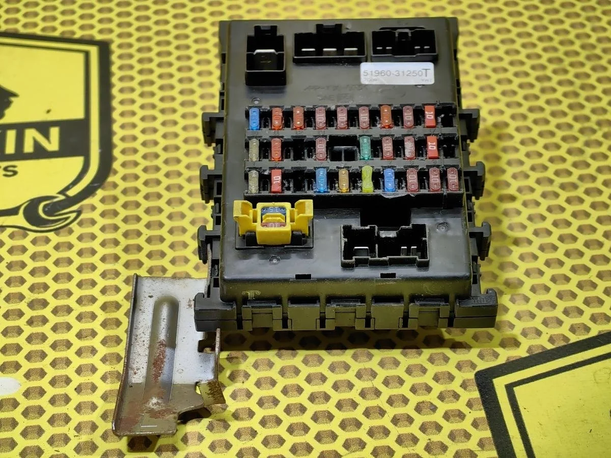 Блок предохранителей салона Nissan Almera 2007 2435095F0D B10 QG16