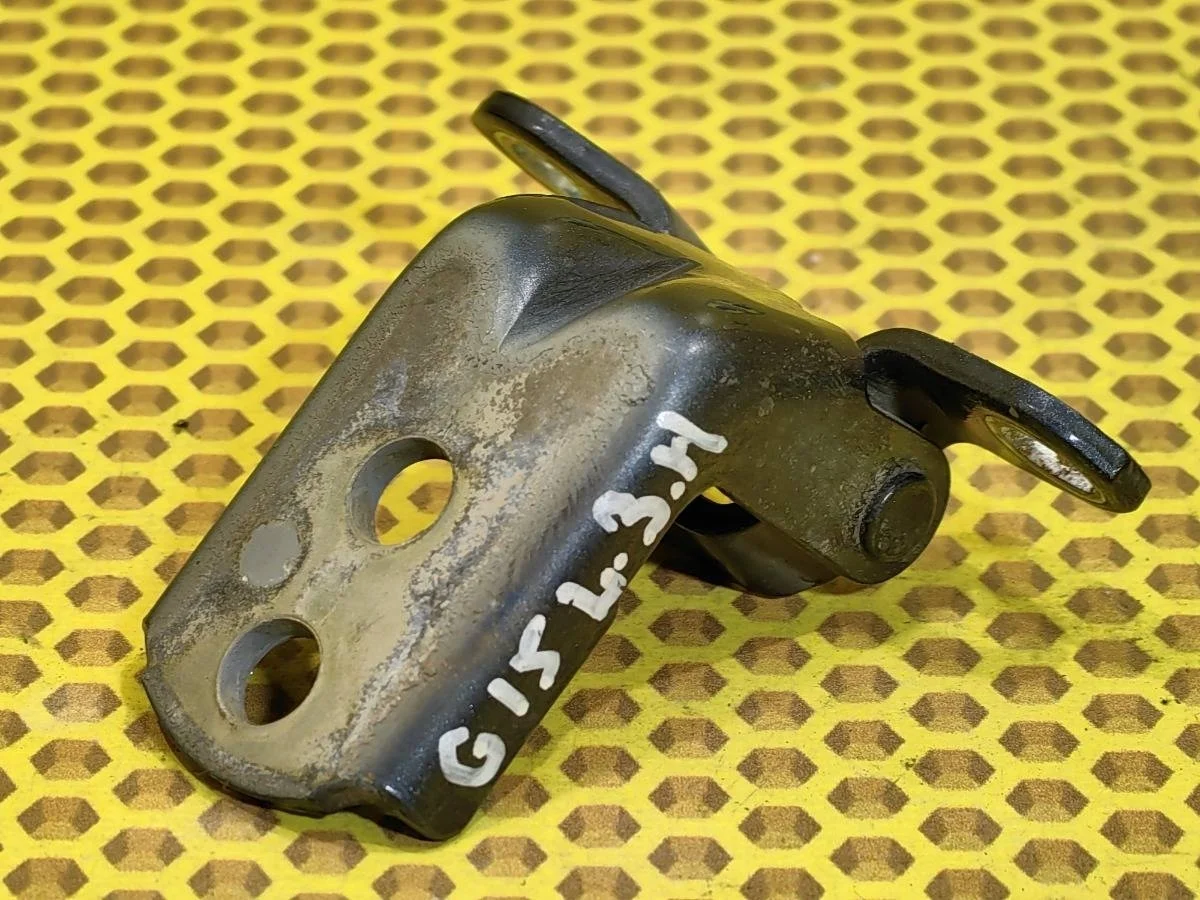 Петля двери Nissan Almera G15 2013 82421ED01A G15RA K4M