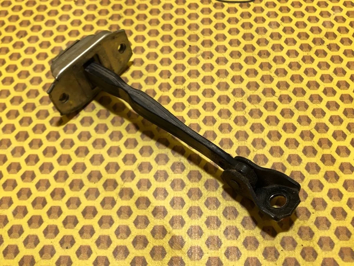 Ограничитель двери Nissan Qashqai 2019 824304EA0A J11 MR20, задний