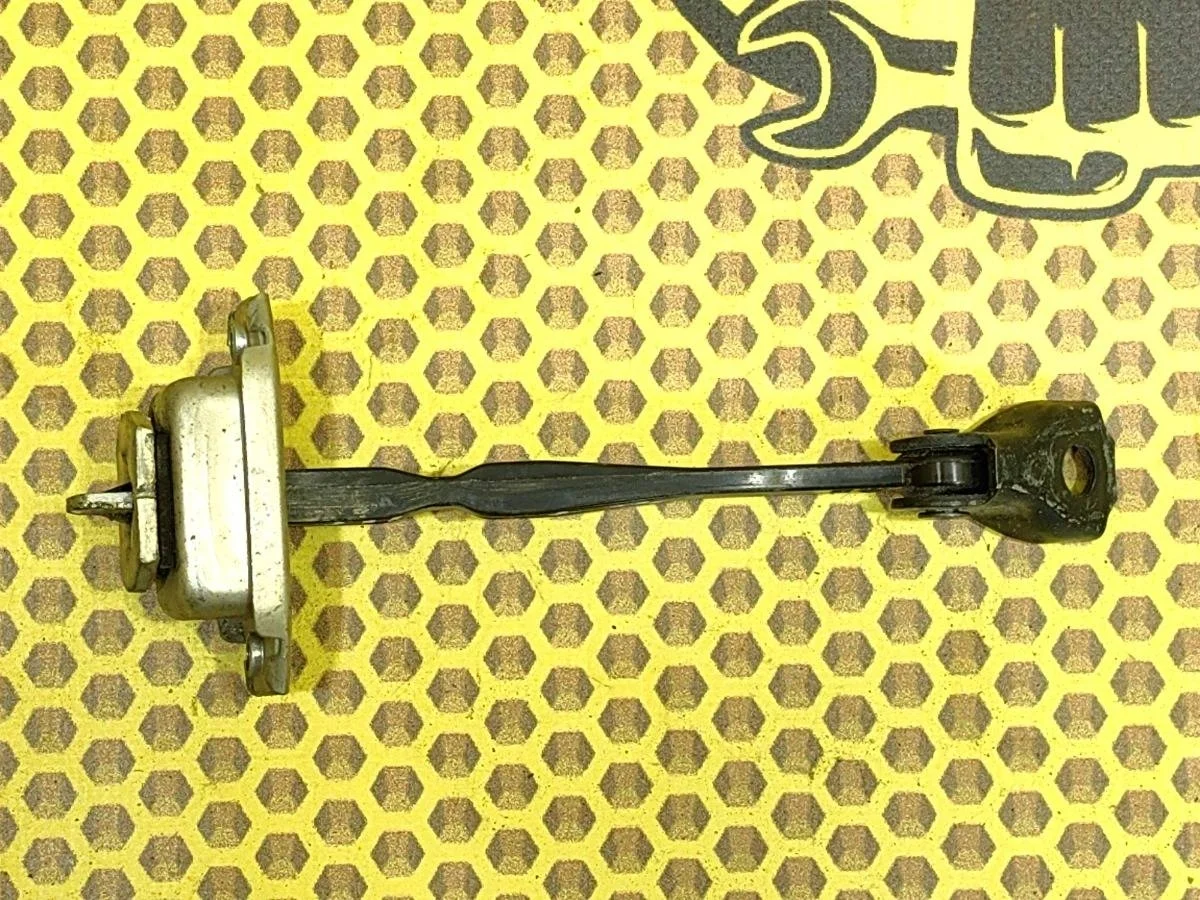 Ограничитель двери Nissan Qashqai 2014 824304EA0A J11 MR20DD, задний левый