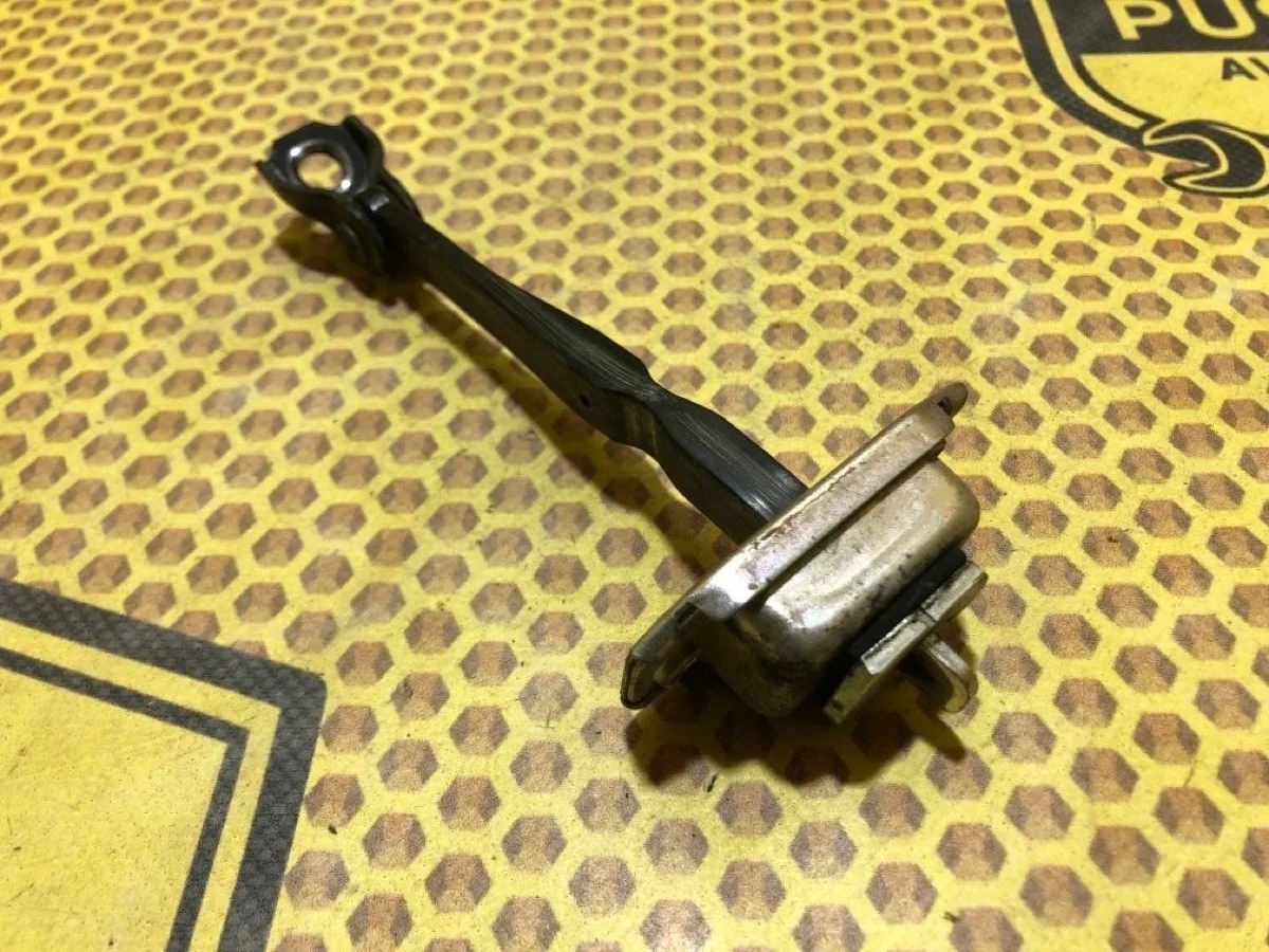 Ограничитель двери Nissan Qashqai 2014 824304EA0A J11 MR20DD, задний правый