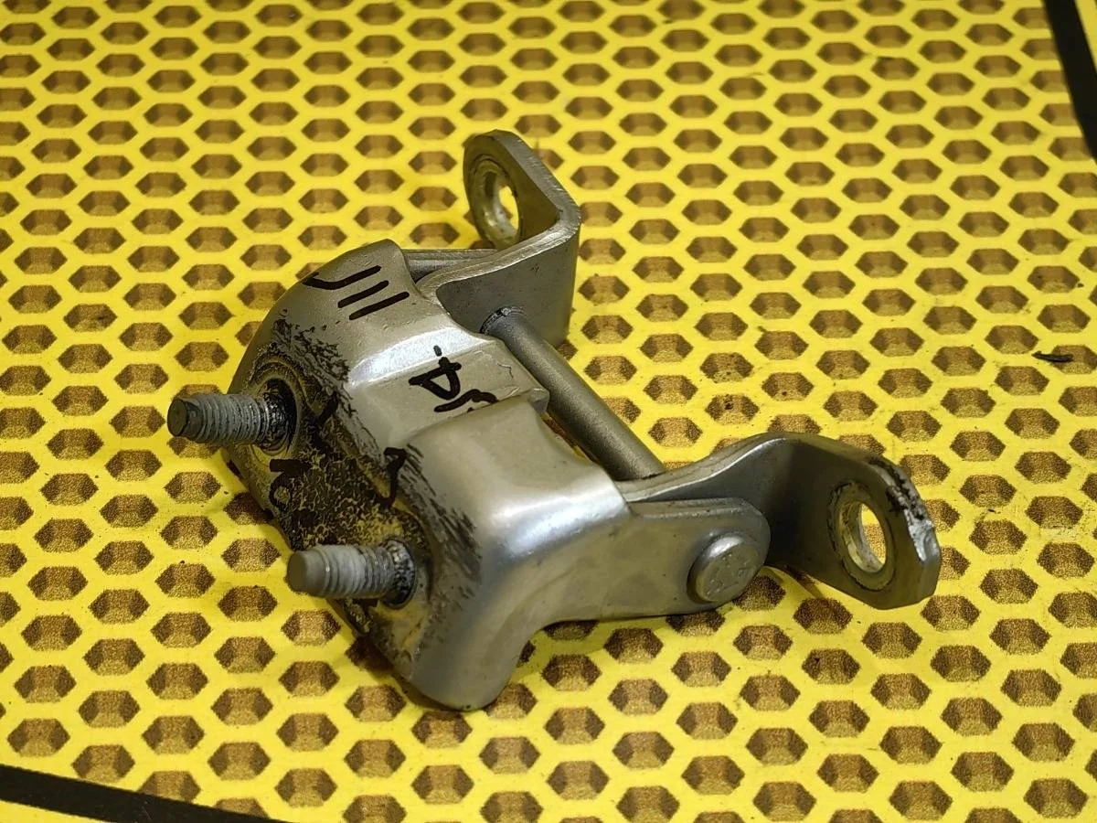 Петля двери задняя верхняя Nissan Qashqai 2014 824014EA0A J11 MR20DD, левая