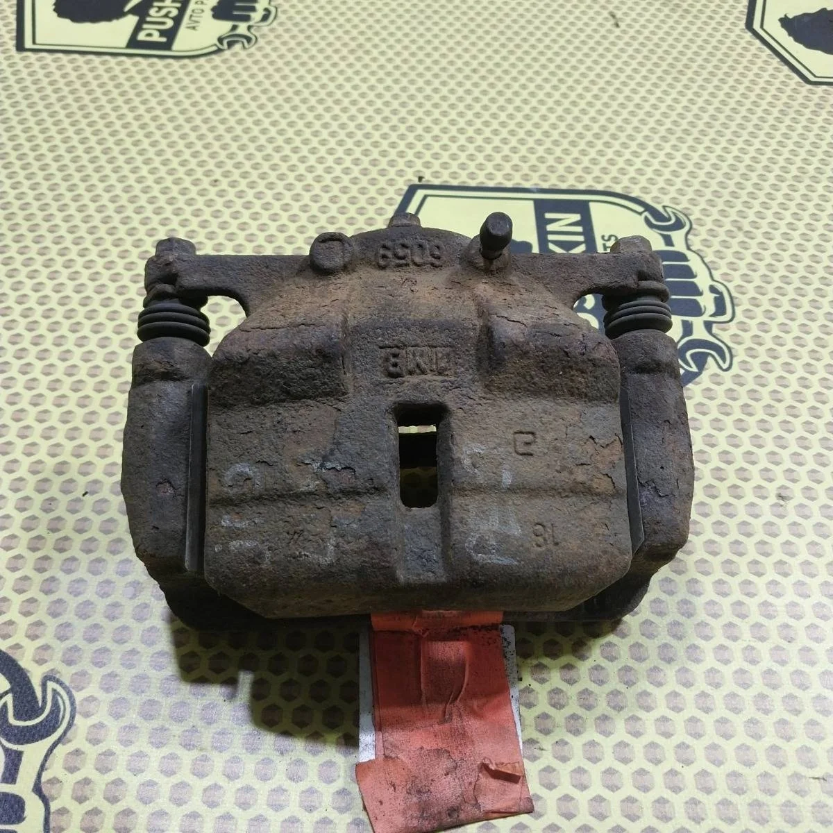 Суппорт Nissan Qashqai 2011 41011JD00A J10, передний левый