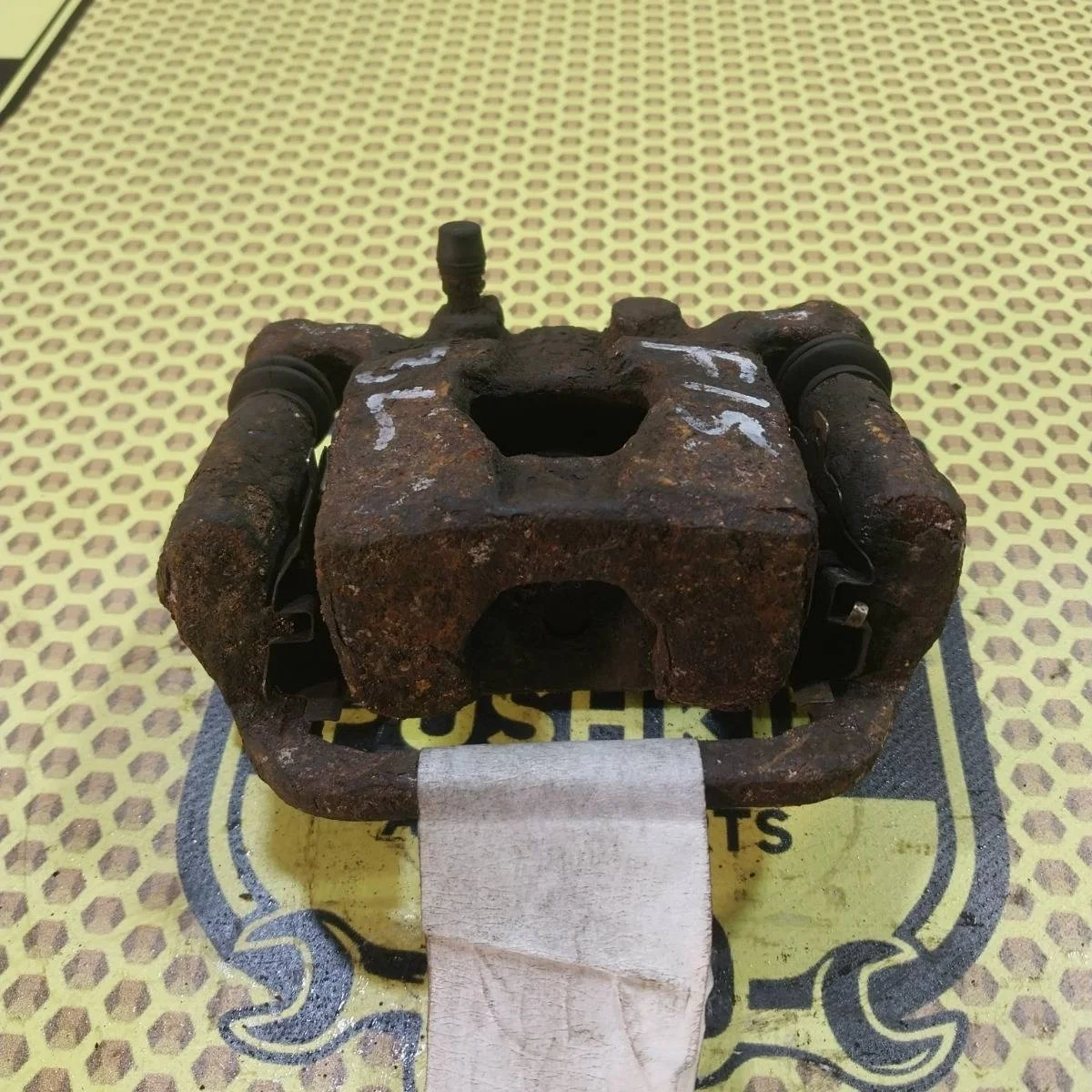 Суппорт Nissan Juke 2011 440111KD0A F15, задний левый