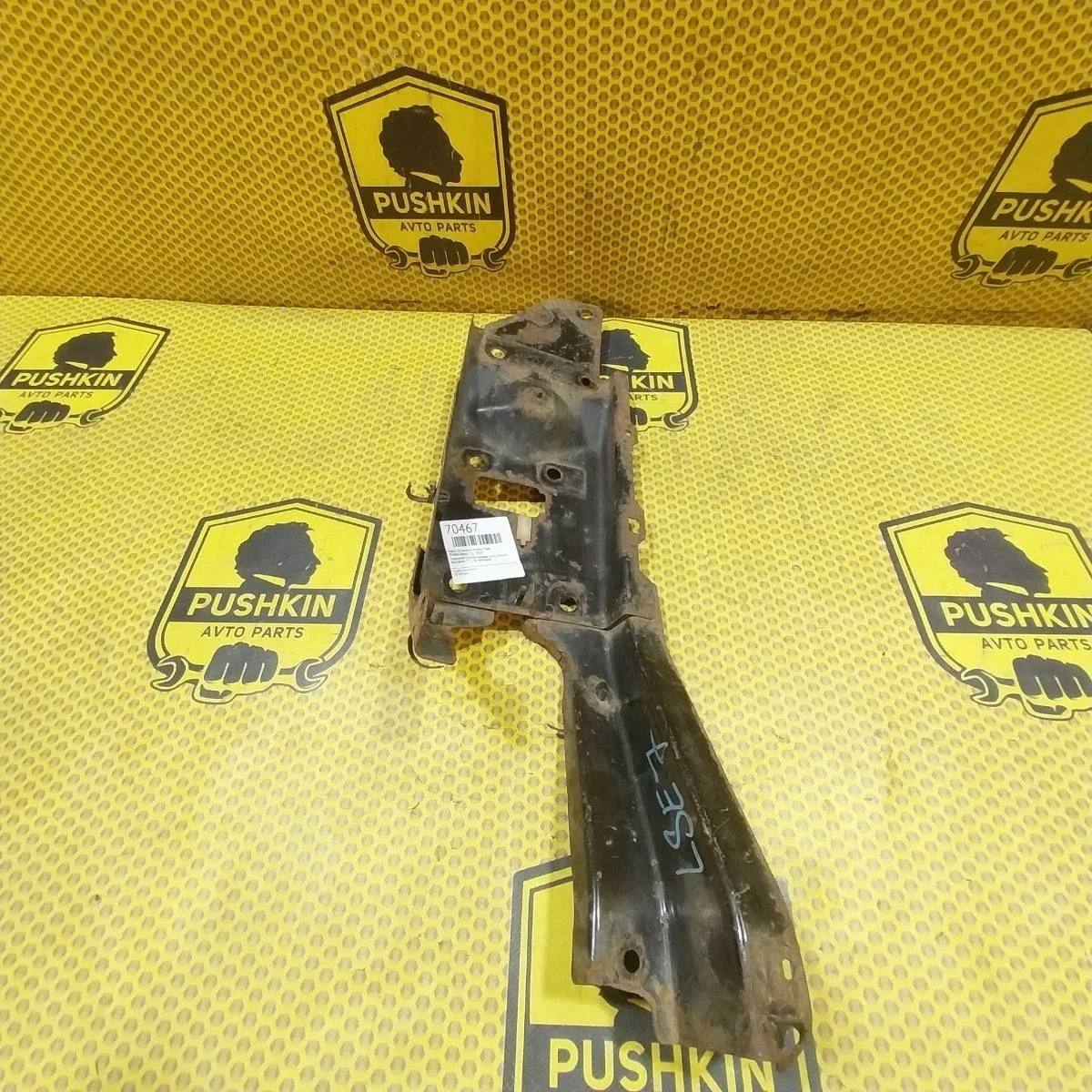 Часть тв панели Nissan Xtrail 2009 62520JG00A T31, передний правый