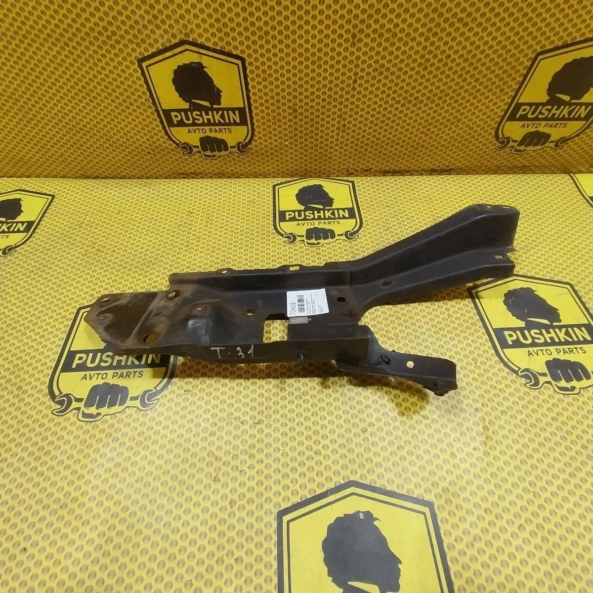 Часть тв панели Nissan Xtrail 2009 62520JG00A T31, передний правый